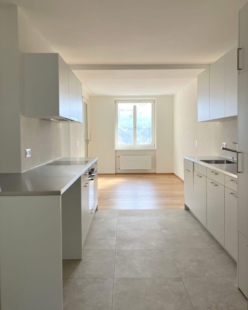 Kueche Weiss Chromstahl Joerimann Schreinerei Innenausbau | Küchen | Corian | Reparaturen - Jörimann Schreinerei