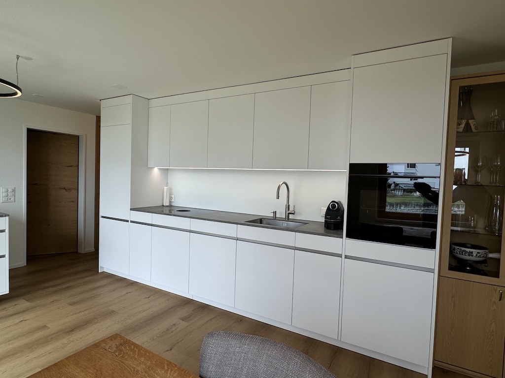 Kueche Mullgriffe Weiss Joerimann Schreinerei Innenausbau | Küchen | Corian | Reparaturen - Jörimann Schreinerei